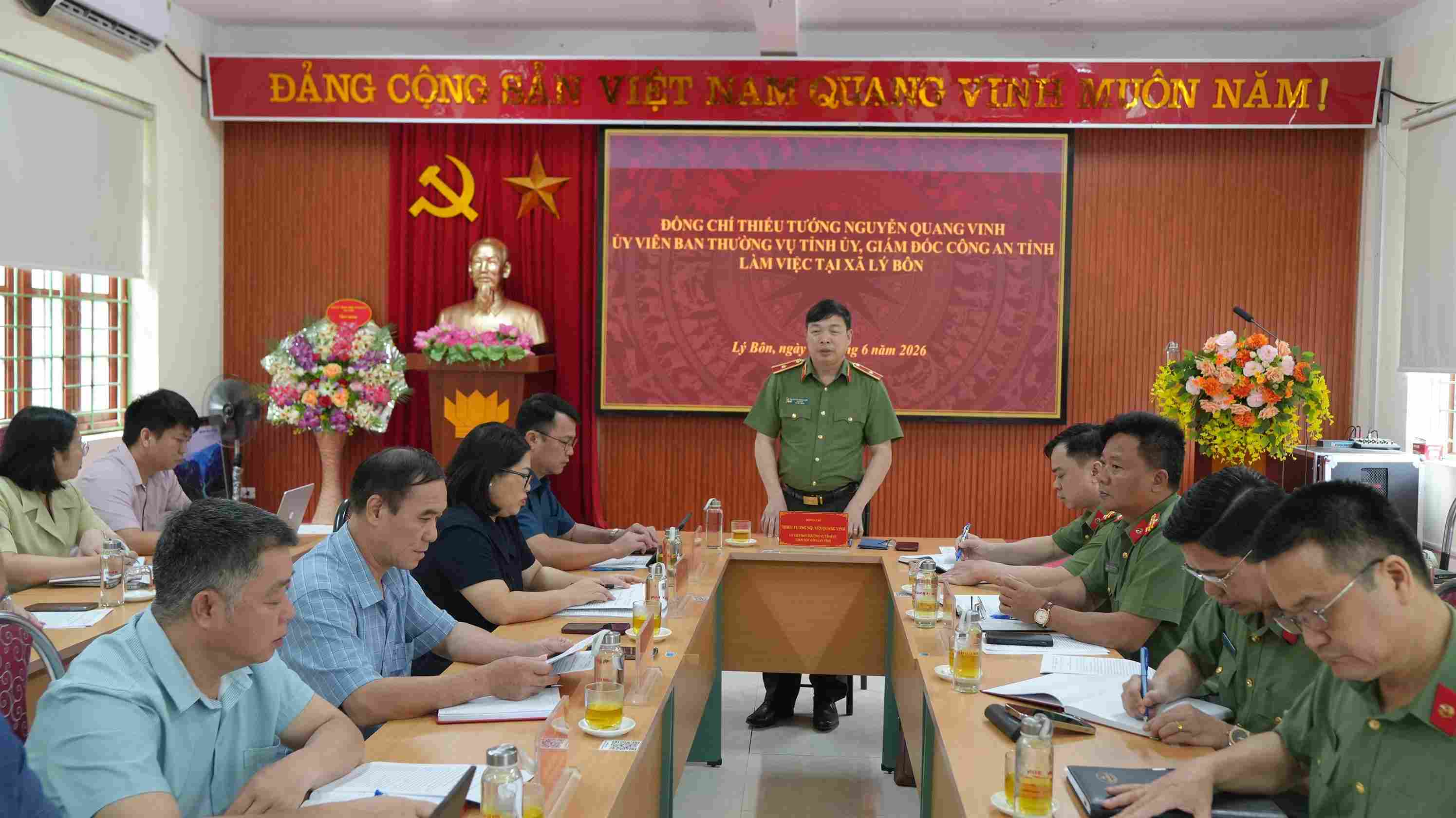 Giám đốc Công an tỉnh Cao Bằng phát biểu chỉ đạo tại buổi làm việc với Đảng ủy, chính quyền xã Lý Bôn. Ảnh: Công an Cao Bằng
