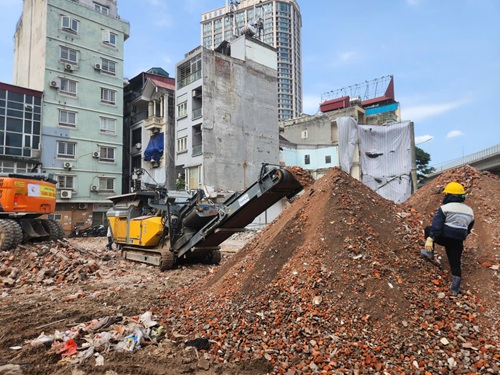 Hà Nội triển khai nghiền phế thải ngay tại công trường. Ảnh: Minh Hạnh