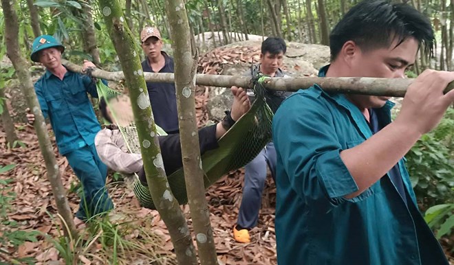 Hơn 1 giờ băng rừng cứu người đàn ông trượt ngã khi đi tìm ong rừng ở Quảng Ninh