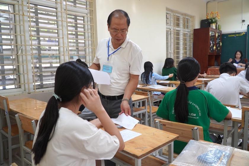 Học sinh tham dự kì thi tuyển sinh lớp 10 tại Trường THCS&THPT Nguyễn Tất Thành sáng 14.6. Ảnh: Tường Vân