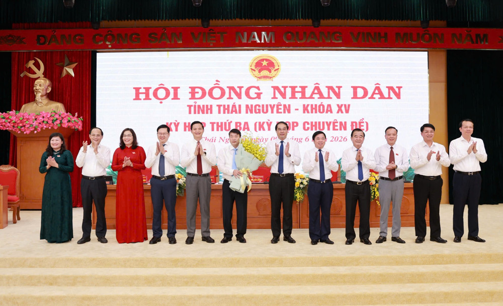 Các đồng chí lãnh đạo tỉnh tặng hoa chúc mừng ông Trần Văn Hậu, Phó Chủ tịch UBND tỉnh Thái Nguyên nhiệm kỳ 2026 - 2031. Ảnh: thainguyen.gov. ong-hau-om-hoa-1781533567674800521519.jpg