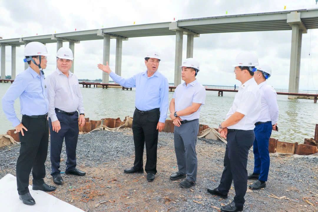 Bộ trưởng Bộ Xây dựng Trần Hồng Minh kiểm tra tiến độ thi công cầu Đại Ngãi 1 ngày 14.6. Ảnh: Chí Hùng
