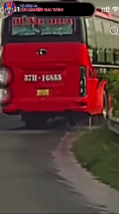 Hình ảnh xe ôtô làm rơi chất thải trên cao tốc được camera hành trình phương tiện khác ghi lại. Ảnh chụp màn hình