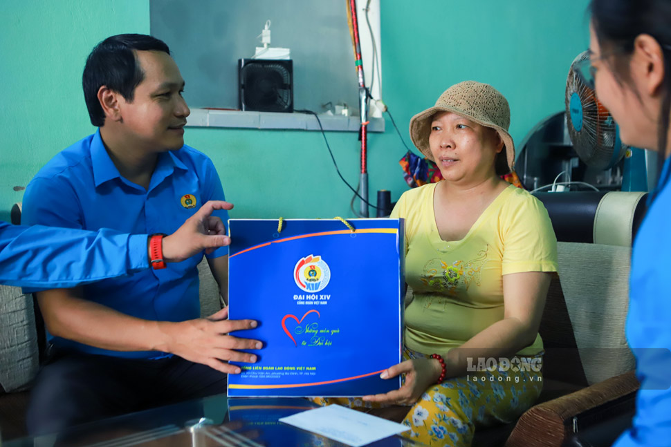 Ông Hà Duy Trung thăm, tặng quà cho ĐV, NLĐ mắc bệnh hiểm nghèo. Ảnh: Hoài Phương