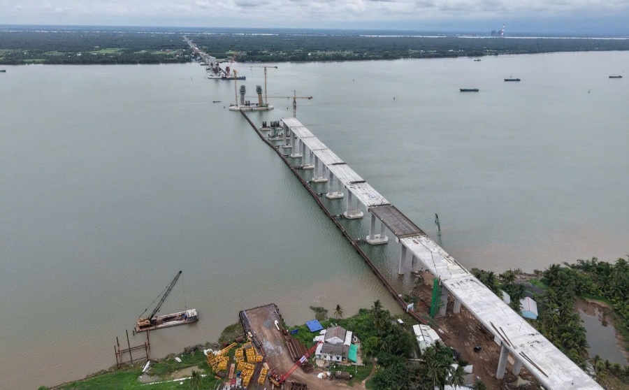 Cầu Đại Ngãi 1 - cầu dây văng có nhịp chính lớn thứ hai Việt Nam - đang được đẩy nhanh tiến độ thi công. Ảnh: Chí Hùng