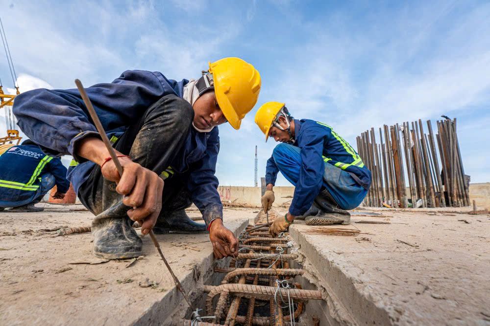 Các tổ đội thi công khẩn trương làm việc trên những trụ cầu. Ảnh: Chí Hùng