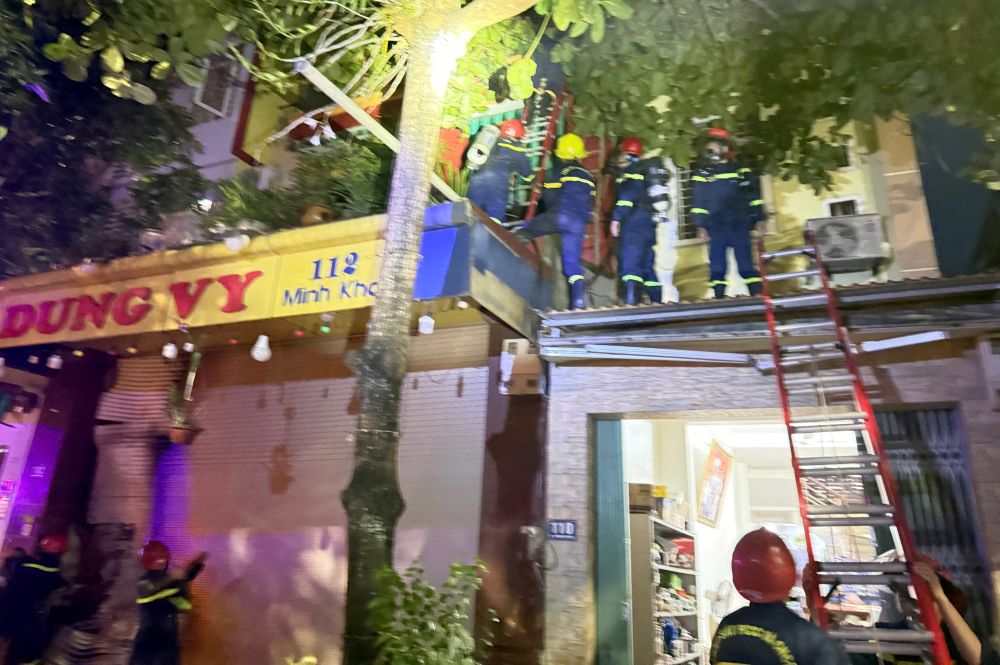 Lực lượng chức năng giải cứu 3 người bị mắc kẹt trong ngôi nhà bị cháy. Ảnh: Công an Thanh Hóa