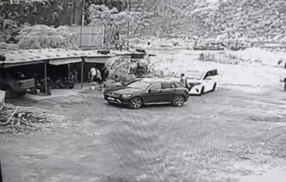 Nhóm người đi trên 2 xe ô tô vào có dấu hiệu hành hung ông Thu - Ảnh: Cắt từ video do nạn nhân cung cấp. 1000053062.jpg