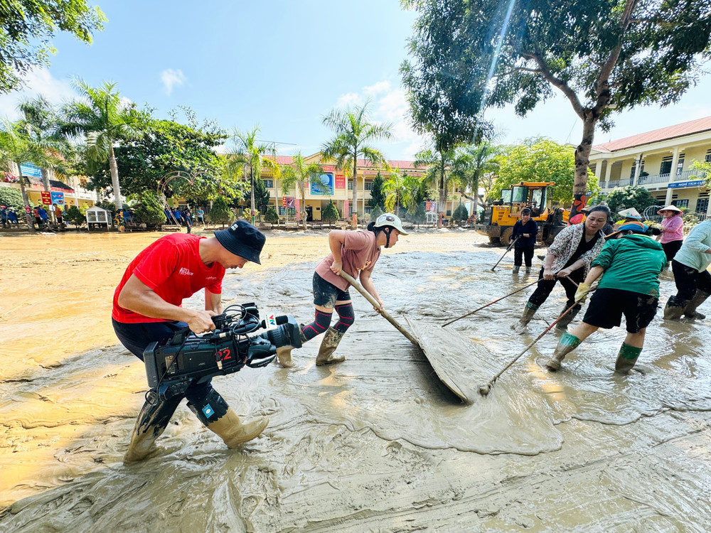 Phóng viên VTV tác nghiệp tại một điểm chịu thiệt hại sau cơn bão số 3, năm 2024. phong-vien-vtv-tac-nghiep-tai-mot-diem-chiu-thiet-hai-sau-con-bao-so-3-nam-2024.jpg