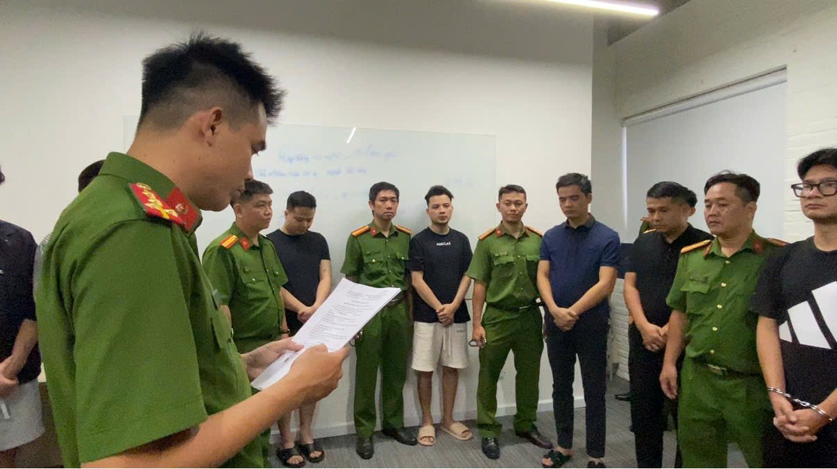 Công an đọc lệnh khởi tố các bị can liên quan về hành vi “Lừa đảo chiếm đoạt tài sản”. Ảnh: Công an