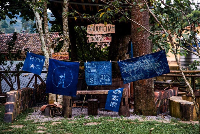 Những tấm vải, sản phẩm thổ cẩm là niềm tự hào văn hóa của người H’Mông tại Tuyên Quang.