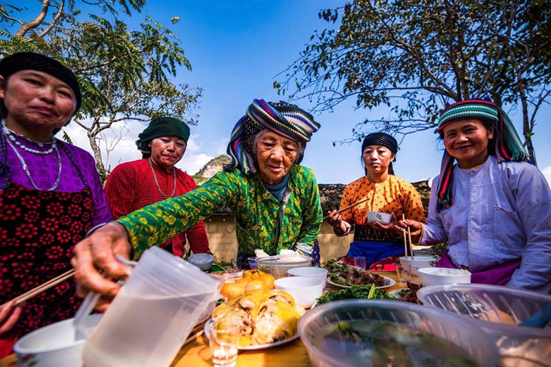 Sự kết hợp hài hòa giữa bảo tồn và phát triển du lịch tại Thèn Pả, Lũng Cú (Tuyên Quang) đã mang lại những kết quả tích cực khi đón hơn 200.000 lượt khách, trong đó Thèn Pả là điểm dừng chân nổi bật. Nguồn thu từ du lịch đã giúp nhiều hộ dân thoát nghèo, đời sống cải thiện rõ rệt.