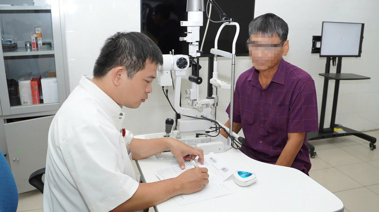 BN ghép giác mạc đã ra viện đến tái khám
