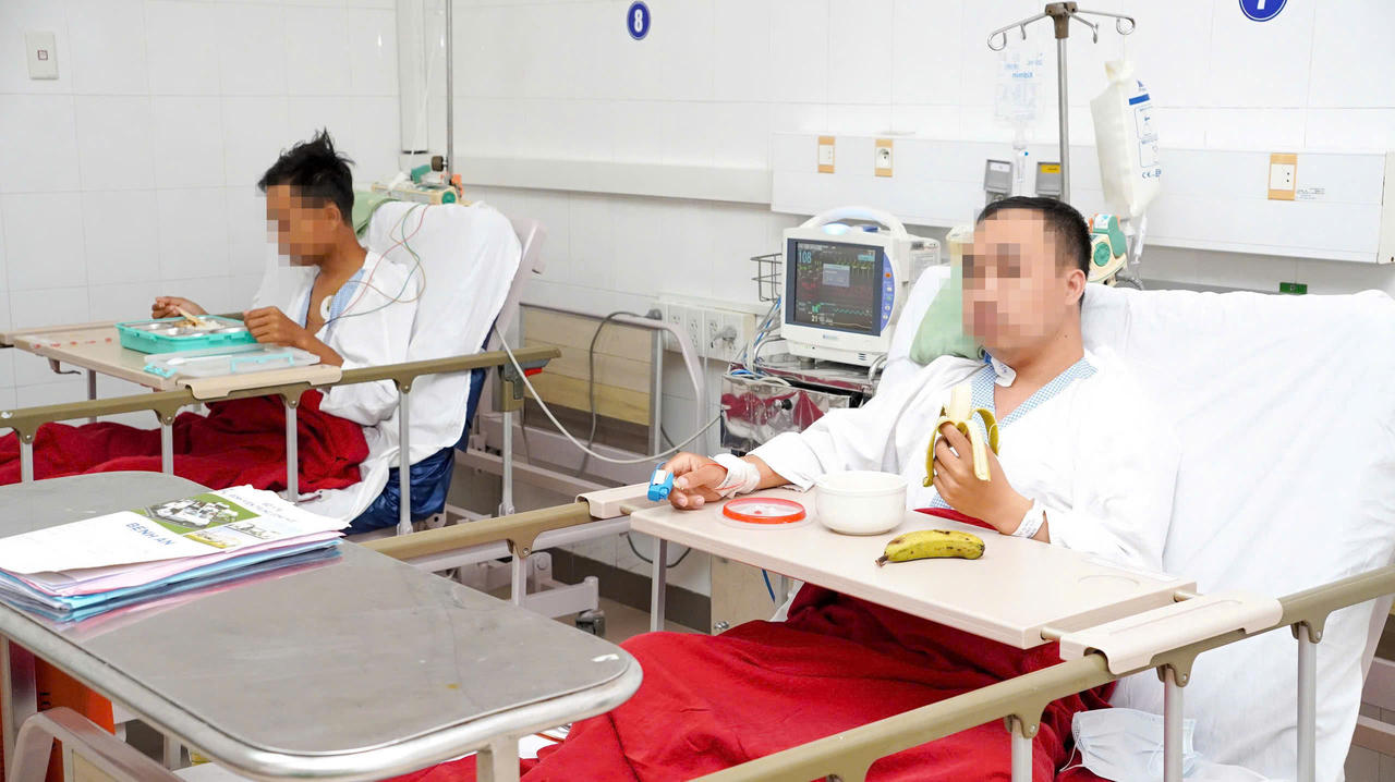 BN ghép thận hồi phục và tự ăn uống được