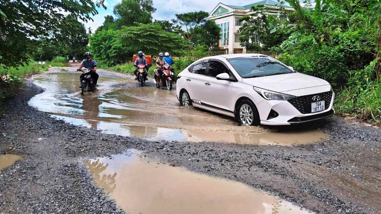 Dự án đường Chu Văn An, đoạn từ đường Hai Bà Trưng - Ngô Sĩ sau hàng chục năm triển khai vẫn dang dở. Ảnh: Đông Giang