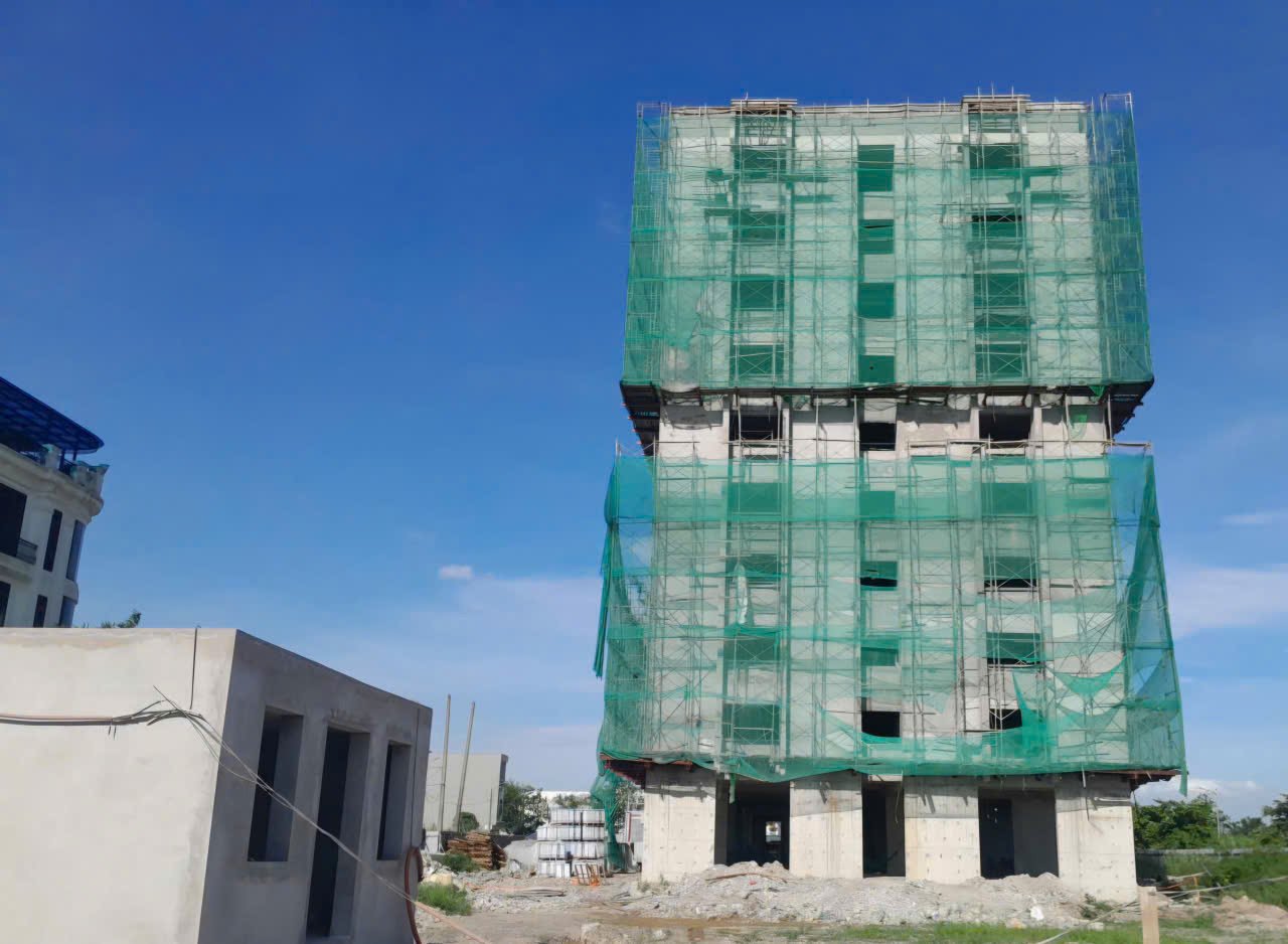 Đơn vị thi công đã hoàn thành xây tường từ tầng 2 đến tầng 10. Ảnh: Nguyễn Trường