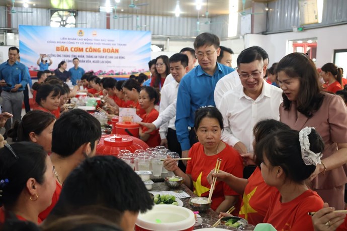 Phó Chủ tịch HĐND tỉnh Bắc Ninh, lãnh đạo LĐLĐ tỉnh thăm hỏi công nhân lao động tại bữa cơm công đoàn. Ảnh: Quyết Chiến.