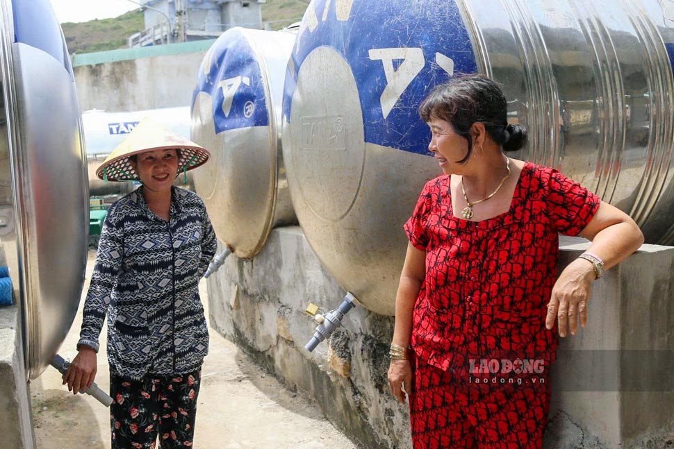 Người dân làng chài Hải Minh phấn khởi khi có nguồn nước sạch phục vụ sinh hoạt. Ảnh: Hoài Phương