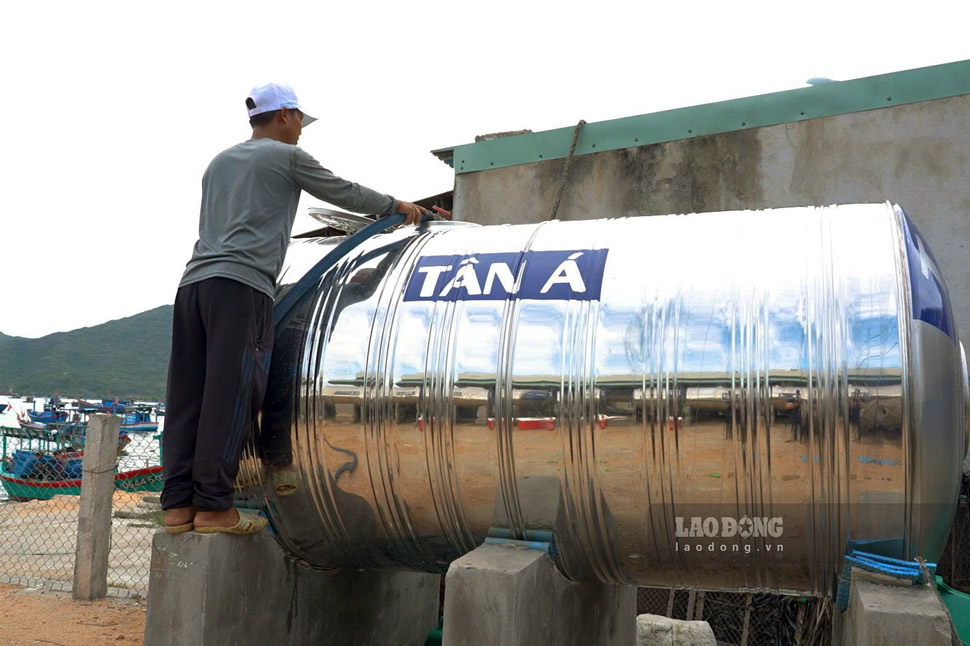 Nước sạch được bơm vào các bồn chứa inox để phục vụ người dân làng chài. Ảnh: Hoài Phương