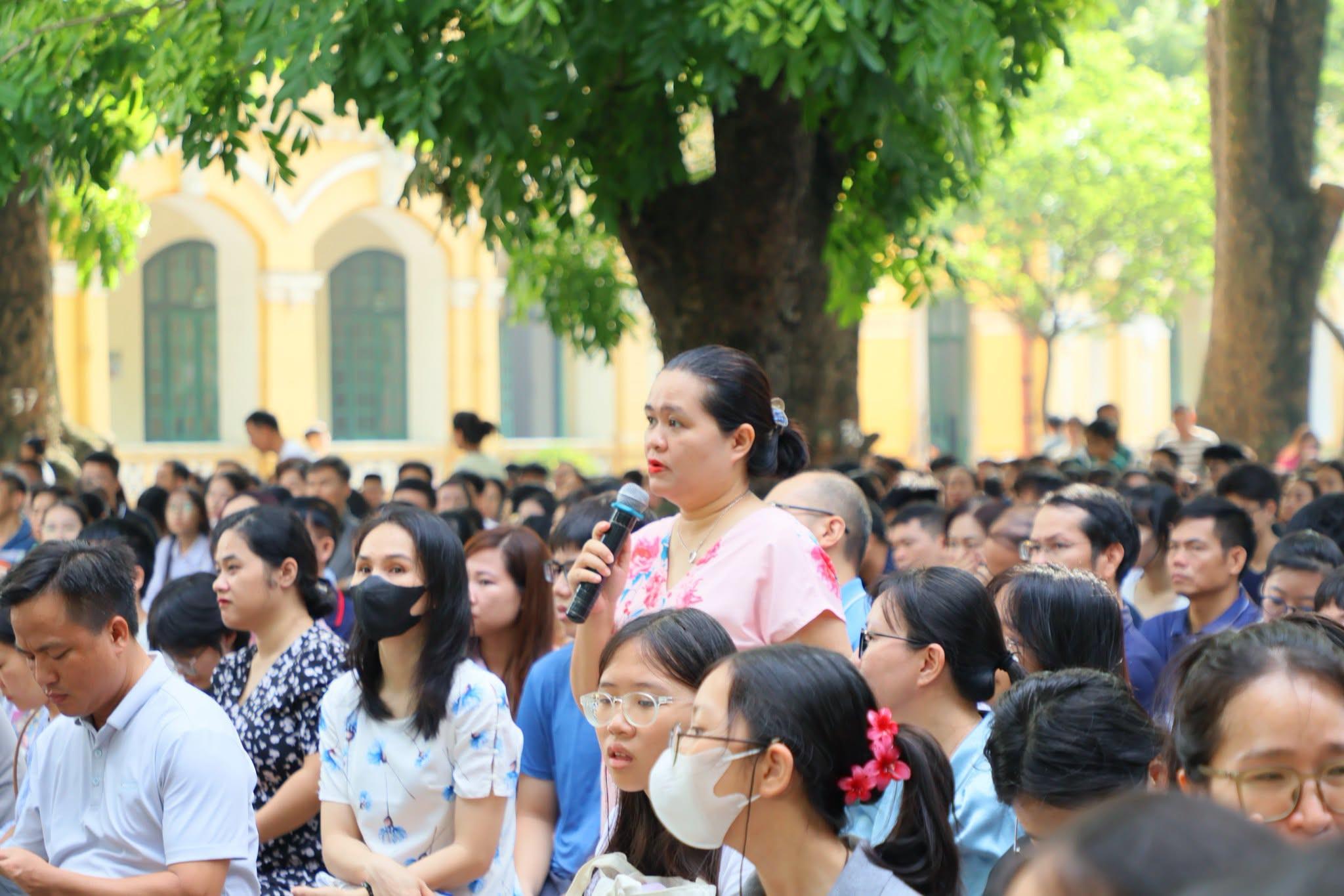 Nhiều câu hỏi của phụ huynh, học sinh được giải đáp tại buổi tư vấn tuyển sinh lớp do Trường THPT chuyên Chu Văn An tổ chức. Ảnh: NT
