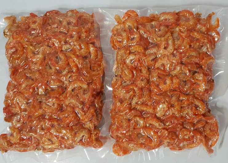 Tôm khô là mặt hàng đặc sản của tỉnh Cà Mau được nhiều người tiêu dùng ưa thích. Ảnh: Nhật Hồ.