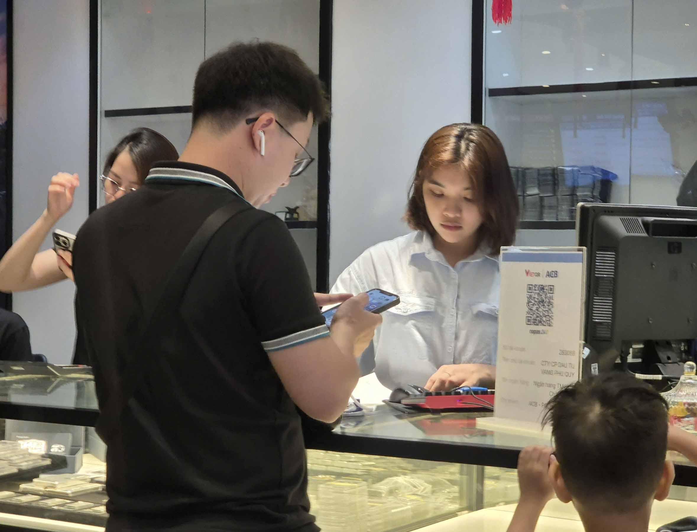 Diễn biến giảm giá bạc gần đây khiến thị trường bạc trở nên sôi động hơn sau một thời gian giao dịch trầm lắng. Ảnh: Phương Anh