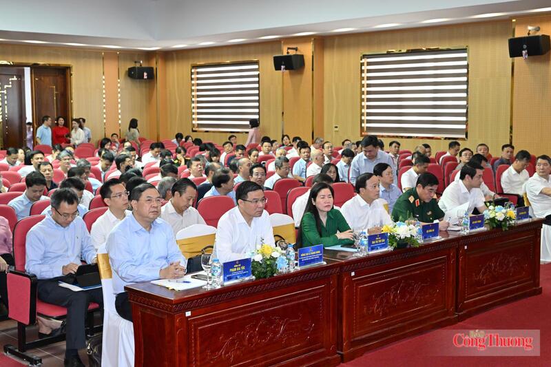 Phó Thủ tướng Thường trực Phạm Gia Túc, Bộ trưởng Bộ Công Thương Lê Mạnh Hùng cùng các đại biểu tham dự hội nghị
