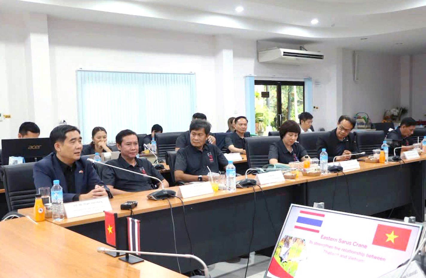 Bộ phận chuyên môn 2 quốc gia bàn bạc kế hoạch tốt nhất đưa Sếu đầu đỏ từ Thái Lan về Vườn quốc gia Tràm Chim. Ảnh: TS Trần Triết