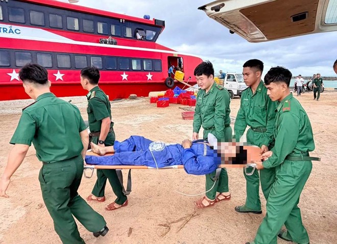Kịp thời ứng cứu thuyền viên bị hôn mê do ngạt khí ở gần đảo Phú Quý