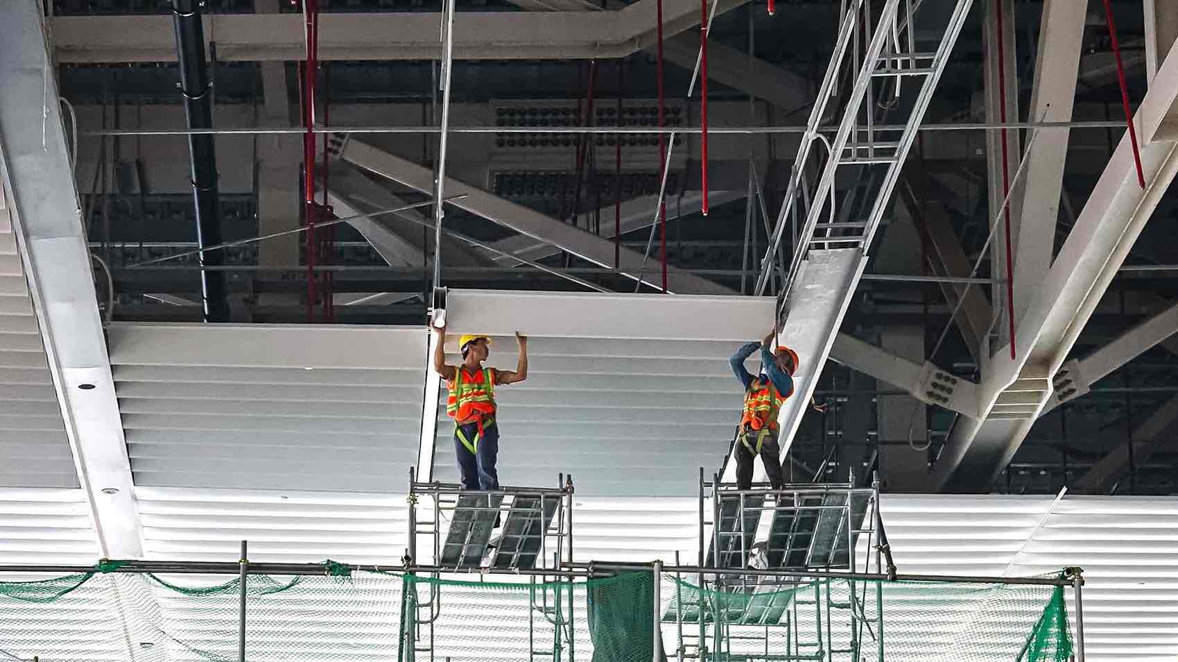 Trong đó, người lao động thi công luôn phải đảm bảo các yêu cầu về an toàn lao động. Ảnh: HAC