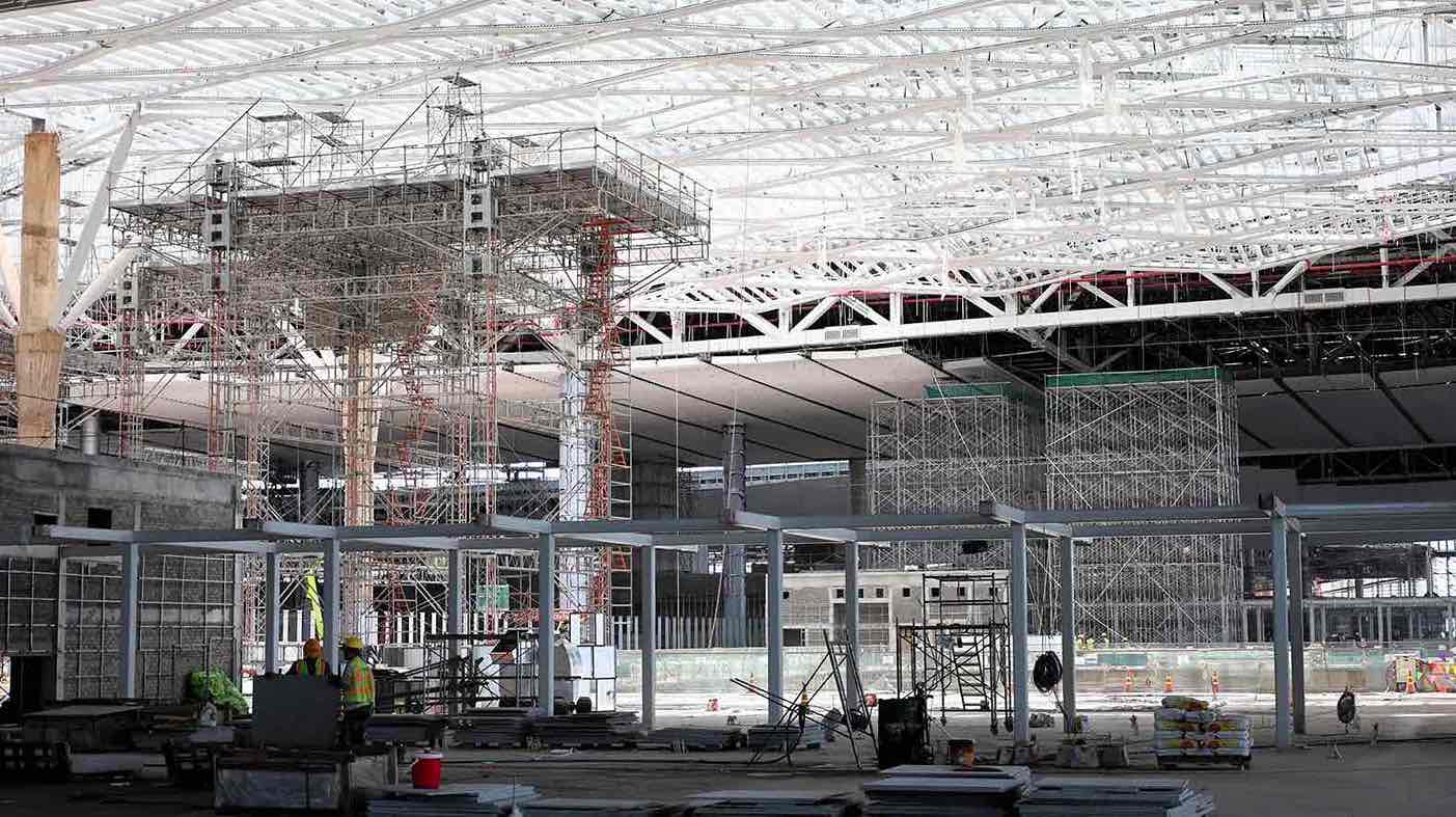 Hiện liên danh nhà thầu đang tiếp tục thi công hoàn thiện trần áp mái dưới lớp mái Skylight ở mái trung tâm nhà ga hành khách sân bay. Ảnh: HAC
