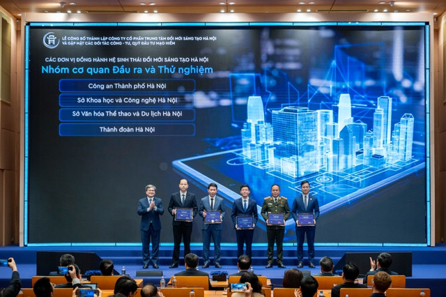 Phó Chủ tịch UBND TP. Hà Nội Trương Việt Dũng trao chứng nhận cho các đơn vị đồng hành cùng Trung tâm Đổi mới sáng tạo Hà Nội. Ảnh: Minh Anh