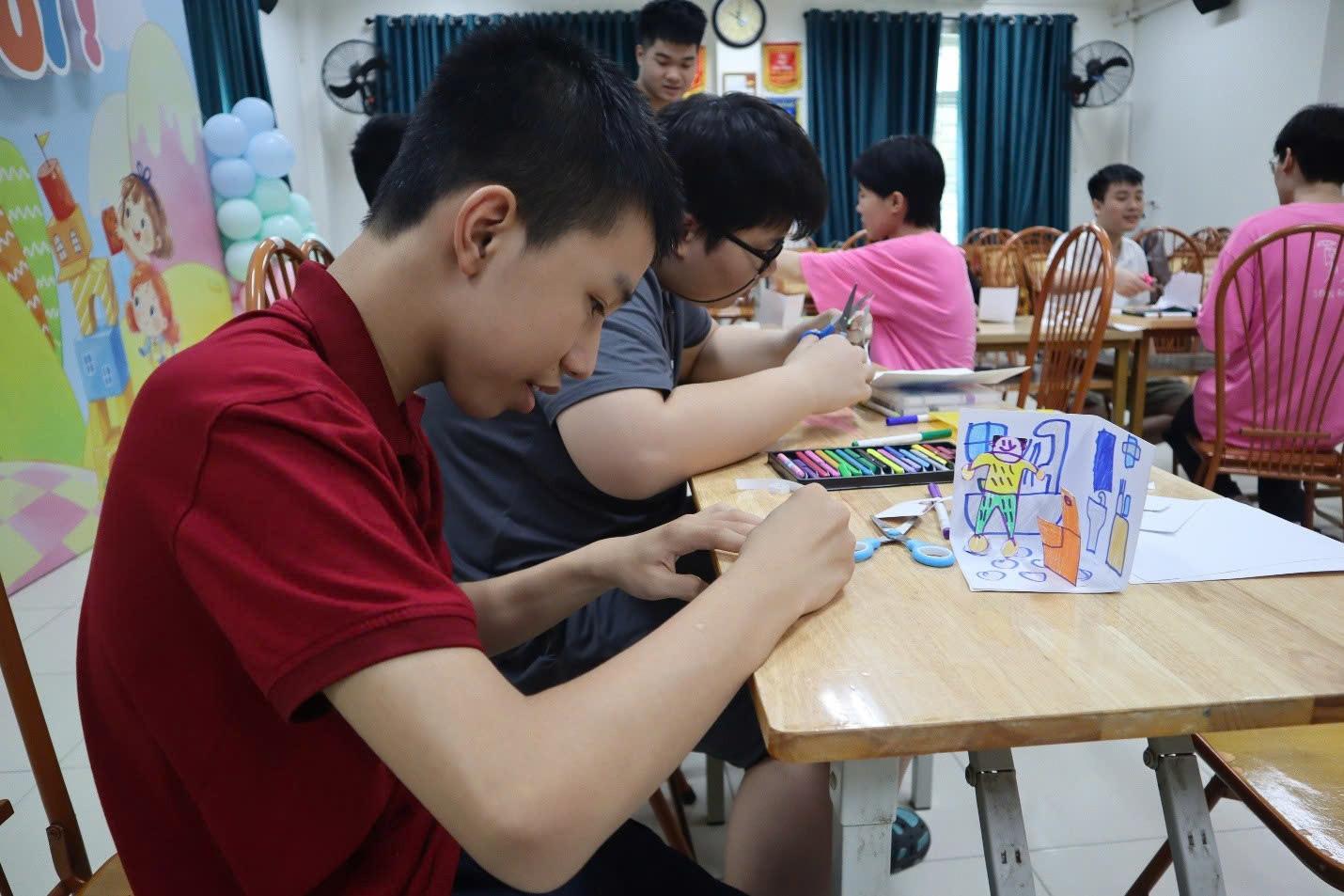 cac-em-nho-tham-gia-khoa-hoc-truc-tiep-cham-chu-sang-tao-voi-sac-mau-.jpeg