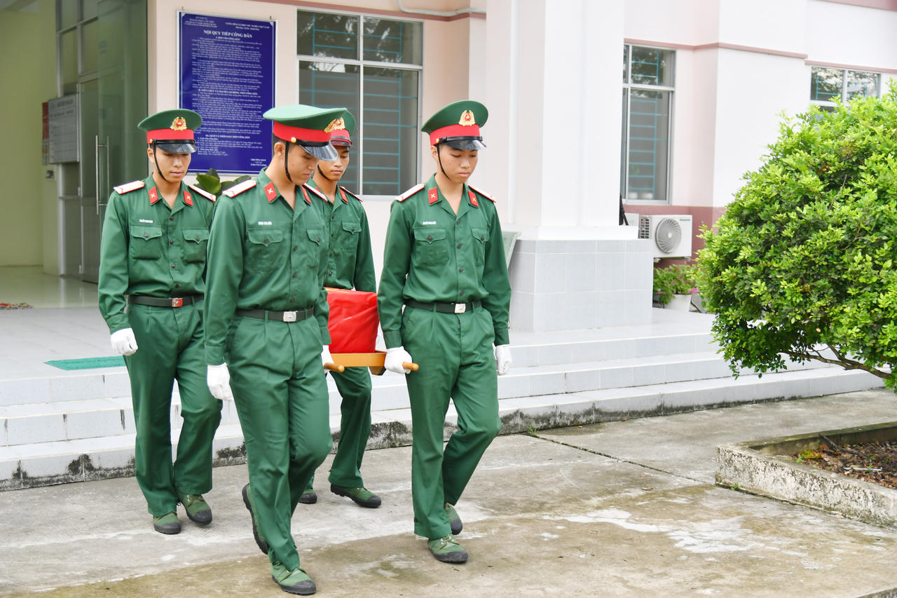 Vận chuyển mẫu lên xe chuyên dụng.