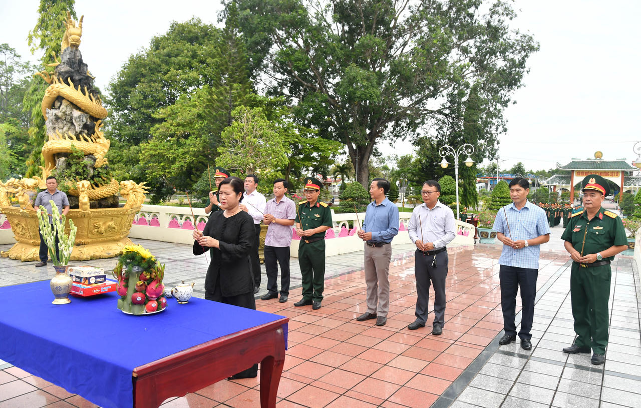 Lãnh đạo TP Cần Thơ thành kính dâng hương trước Tượng đài Tổ quốc ghi công để tưởng nhớ, tri ân công lao to lớn của các Anh hùng liệt sĩ.
