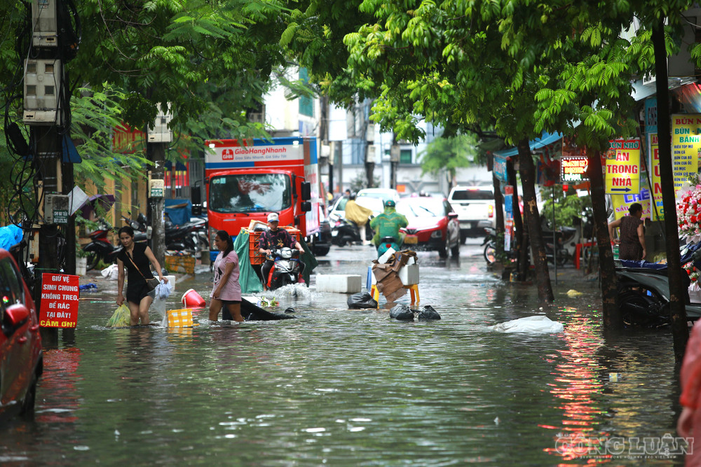 Dự báo trong 3 giờ tới, khu vực nội và ngoại thành Hà Nội tiếp tục có mưa rào và dông, cục bộ có nơi xảy ra dông mạnh. Trong mưa dông có khả năng xuất hiện lốc, sét và gió giật mạnh, người dân cần chủ động các biện pháp bảo đảm an toàn. clo_br_6r4a1065.jpg