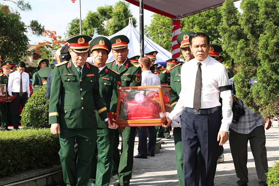 Nghệ An tổ chức lễ truy điệu và an táng 80 hài cốt liệt sĩ hi sinh tại chiến trường Lào. Ảnh: Ngọc Anh