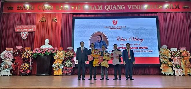 Lãnh đạo Đại học Huế chúc mừng các nhân sự của Trường Đại học Sư phạm. Ảnh: Phúc Đạt.