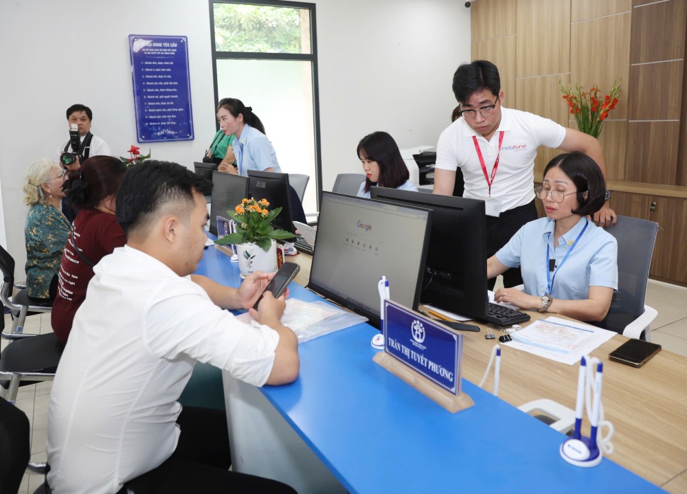 Người dân Hà Nội giải quyết thủ tục hành chính tại phường Tây Hồ. Ảnh: Phạm Đông