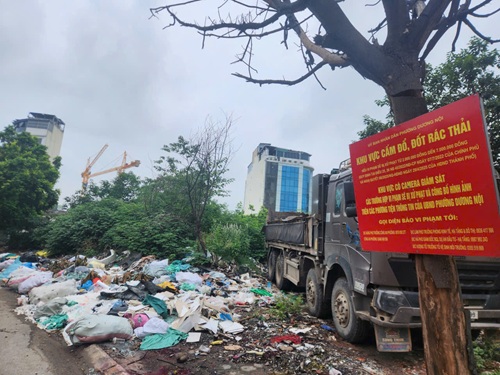 Mặc dù có biển cấm nhưng nhiều người vẫn cố tình đổ trộm rác thải. Ảnh: Minh Hạnh