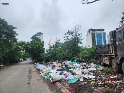 Rác thải xây dựng bị đổ trộm tràn lan tại khu vực ngoại thành. Ảnh: Minh Hạnh