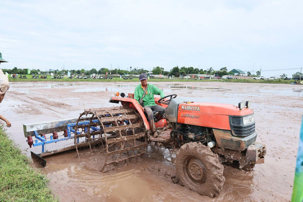 Giống, phân bón và thuốc bảo vệ thực vật có thể được triển khai cùng lúc trên máy sạ cụm. Ảnh: Xã Quảng Bị z8013838628051-07c3d00e5fb0eca1db51077d3bfb7668.jpg
