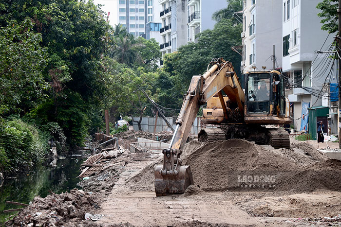 Sau gần 20 năm kể từ ngày được phê duyệt, dự án cống hóa mương Kẻ Khế kết hợp xây dựng tuyến đường nối từ nút rẽ phố Núi Trúc đến phố Sơn Tây đã có những chuyển biến mang tính bước ngoặt, khi phần lớn các hộ dân thuộc diện ảnh hưởng đã đồng thuận bàn giao nhà và đất để phục vụ công tác thi công.