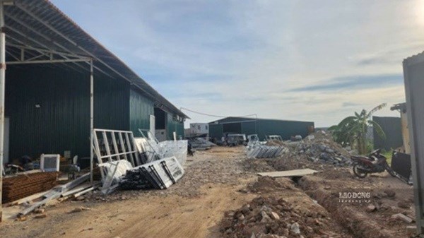 Nhà xưởng quây tôn mọc trên đất công, chưa xác định được chủ công trình