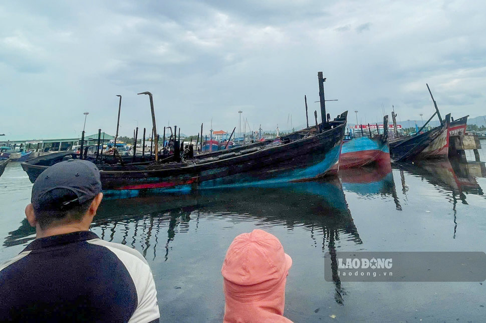 Vụ hỏa hoạn thiệu rụi 6 tàu cá của ngư dân. Ảnh: Duy Tín