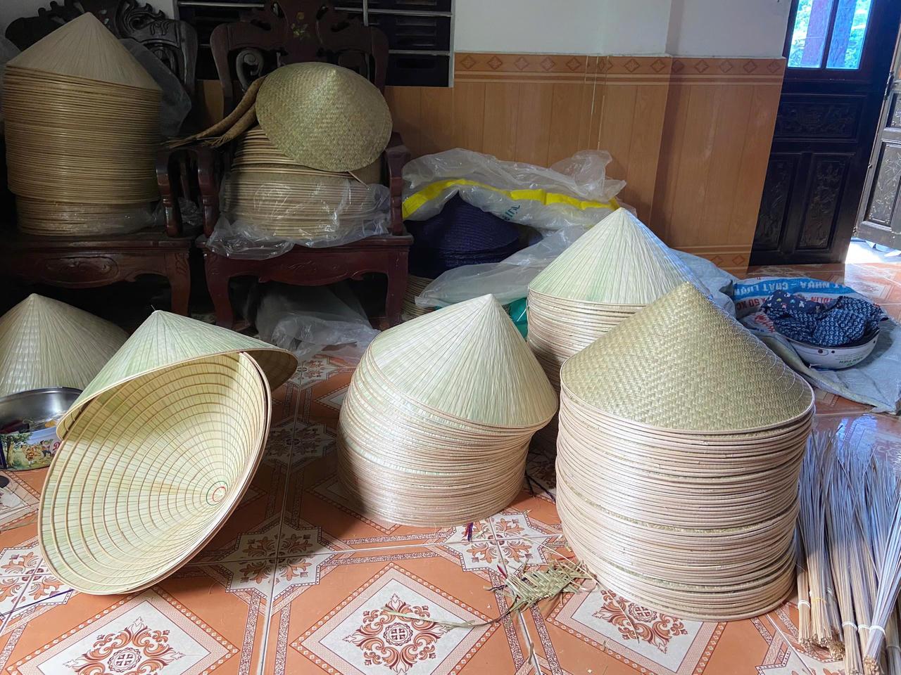 Những chồng nón sau khi hoàn thiện được tập kết tại nhà bà Trần Thị Xoa trước khi đưa ra chợ Đông Ba tiêu thụ.