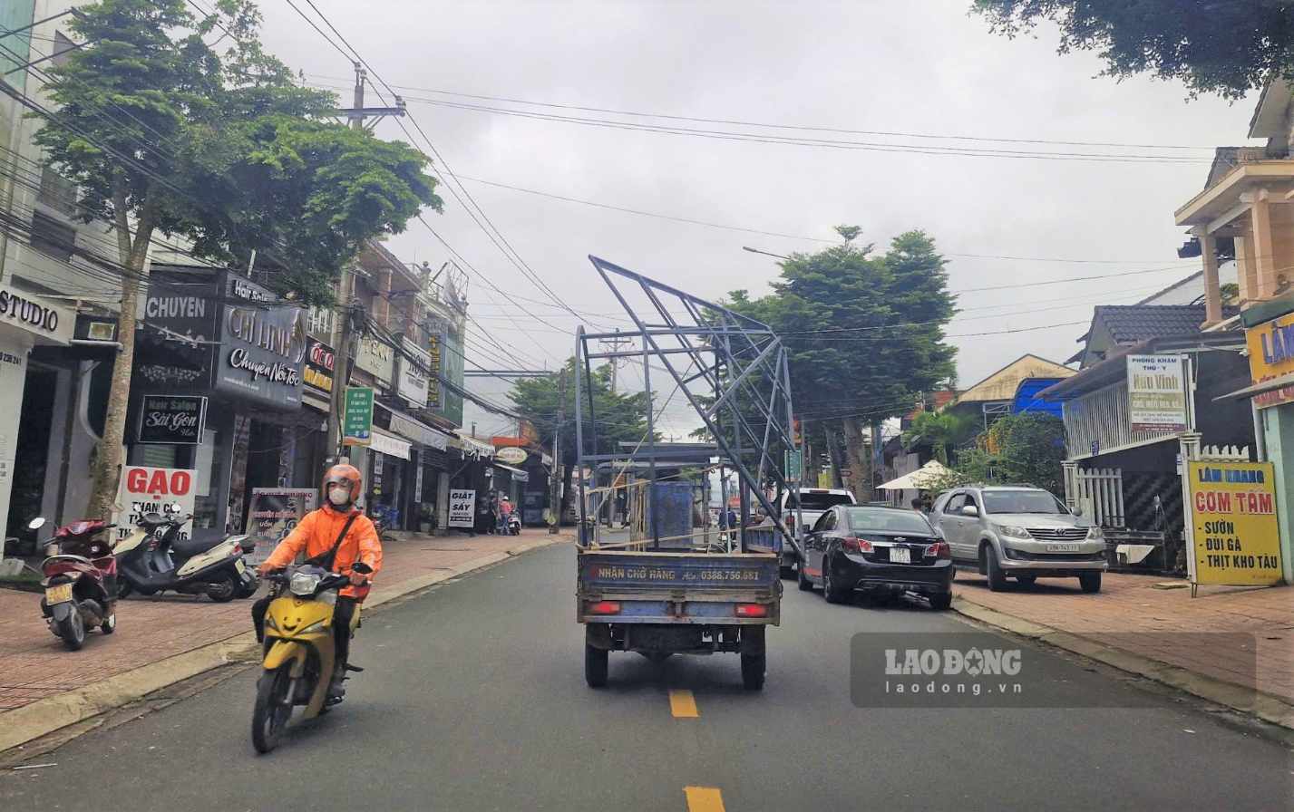 Xe ba gác chở hàng cồng kềnh lưu thông trong khu vực đô thị đông dân cư tại phường 2 Bảo Lộc tiềm ẩn nguy cơ gây tai nạn giao thông. Ảnh: Phúc Khánh