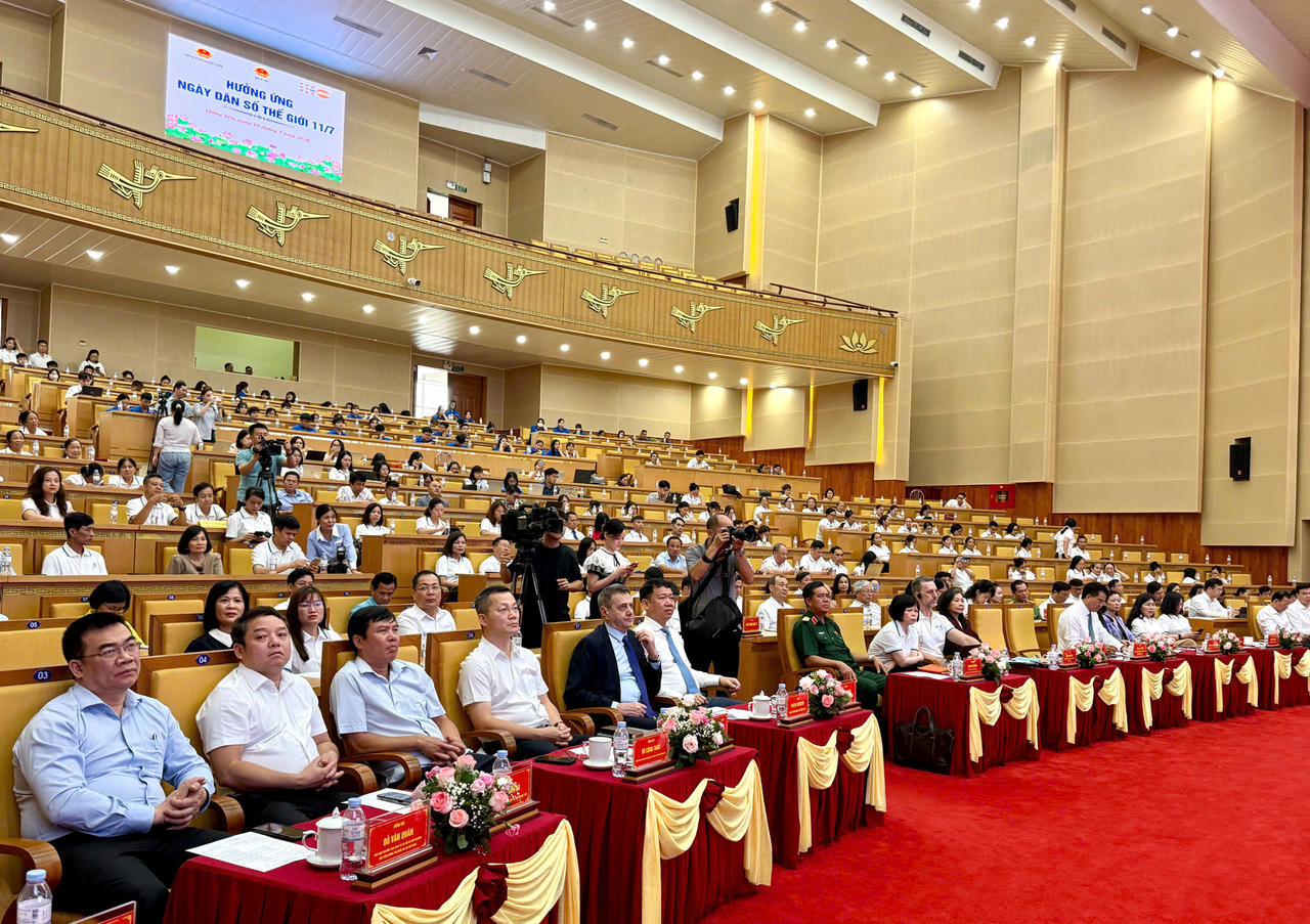 Các đại biểu tham dự Lễ mít tinh.