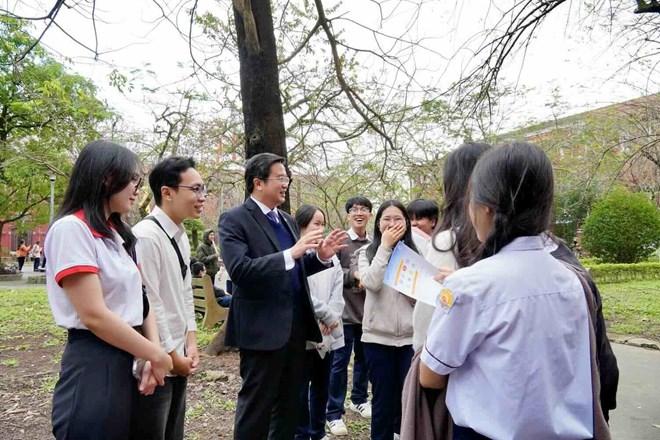 Quyền Giám đốc Đại học Huế GS.TS Nguyễn Vũ Quốc Huy trao đổi với các bạn học sinh tại trường THPT chuyên Quốc Học Huế (thời điểm năm 2025). Ảnh: Trường Đại học Y - Dược, Đại học Huế cung cấp.