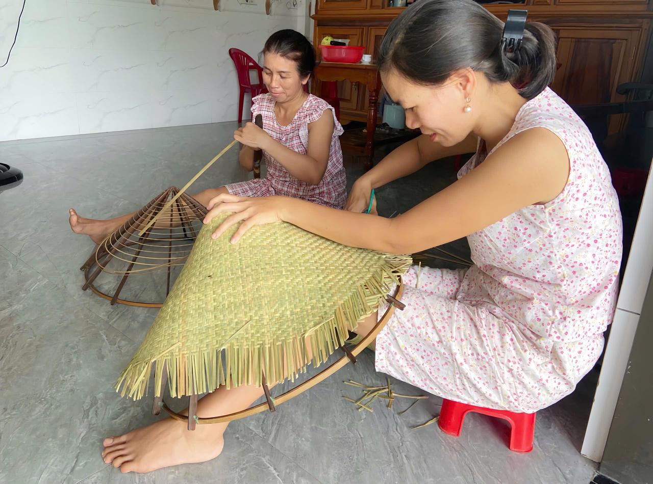 Từ dựng vành, lợp lá đến chằm nón, mỗi công đoạn đều đòi hỏi sự khéo léo và tỉ mỉ của người thợ.